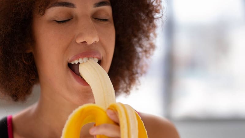 Comer una banana después de la cena es una excelente manera de añadir carbohidratos y nutrientes esenciales a tu dieta nocturna. (Foto: Freepik)