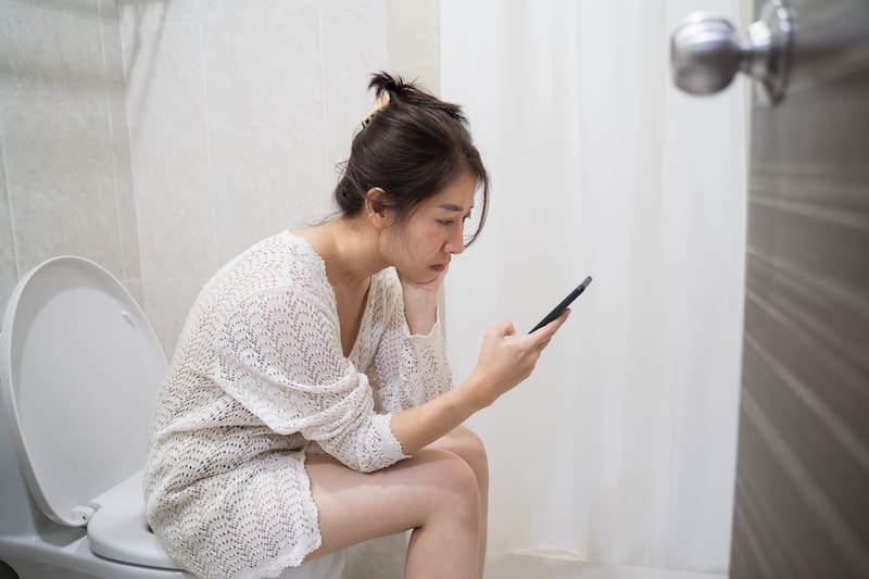 Estar sentados en el inodoro más tiempo del permitido puede traer consecuencias negativas a la salud. Foto: Archivo.