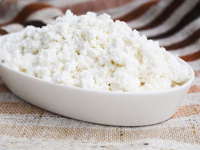 El queso cottage es un queso bajo en calorías y rico en proteínas, calcio, fósforo y potasio. (Freepik)