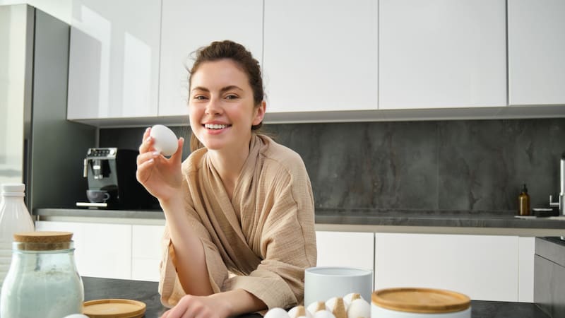 Al abrir un huevo, si la clara es acuosa y la yema se desmorona fácilmente, podría estar en mal estado.