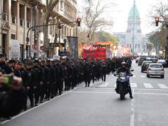 Qué hay detrás del apoyo de los hinchas de fútbol a los jubilados: historia, folclore y una pregunta que divide