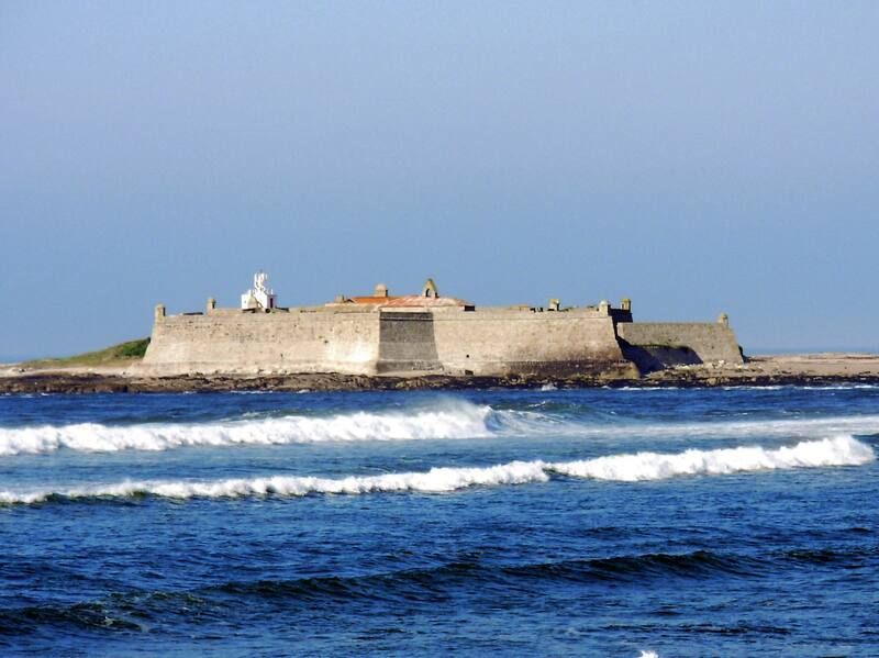 Así luce la isla de A Ínsua, ubicada a metros de la playa de Moledo. (Foto: Wikimedia)