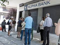 Grecia comienza a flexibilizar las restricciones bancarias