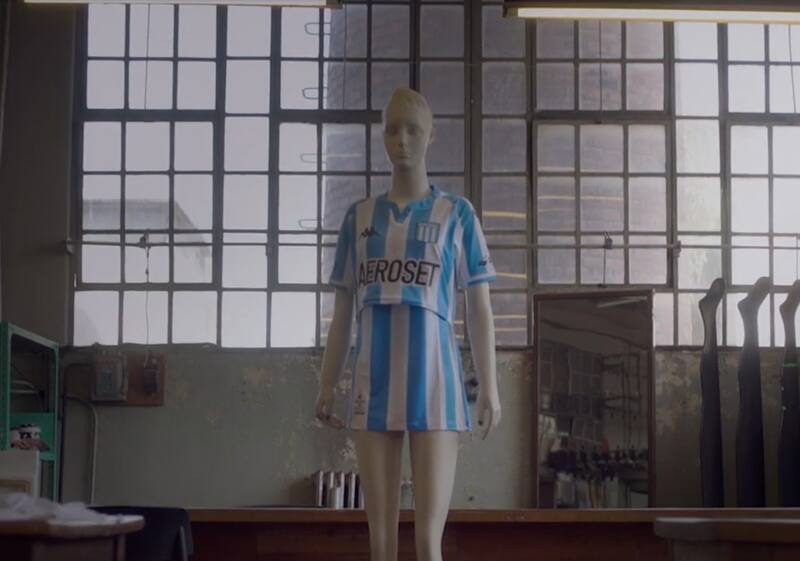 La encargada del diseño de la camiseta fue de la vestuarista y diseñadora, Lidia Navarro