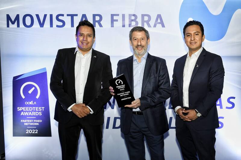 Marcelo Tarakdjian, CEO de Telefónica Movistar recibiendo el premio a la Internet más rápida