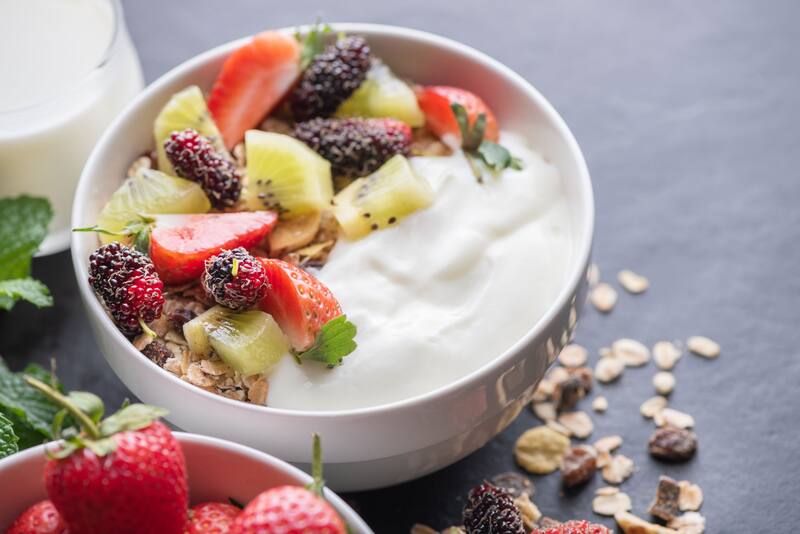 El yogur es un alimento fermentado que ayuda a las bacterias instestinales.(Fuente:Archivo/Freepik)