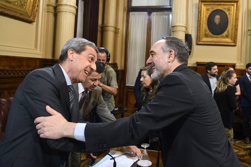 Los senadores Ricardo Guerra y Martín Doñate (Frente de Todos) tras la firma del dictamen del Presupuesto