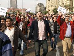 Egipcios reclaman que ministros de Mubarak dejen el gobierno