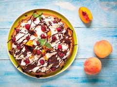 Pastel de esponja con duraznos y frambuesas, una receta ideal para deleitarse con un postre en los días de calor