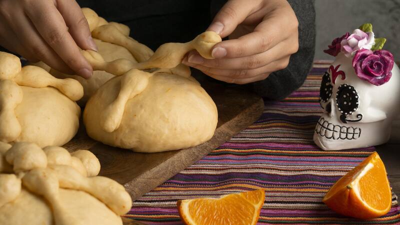 Esta receta de pan de muerto tiene menos azúcares y carbohidratos que la original y mantiene su exquisito sabor.