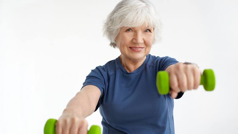 La vitamina que previene la debilidad muscular en los adultos mayores.