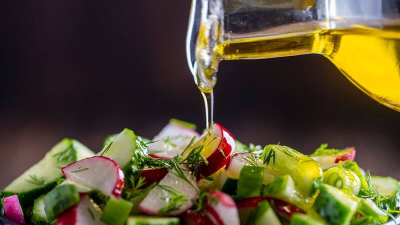 Ni oliva extra virgen ni girasol: el aceite barato que reduce el colesterol y es mejor para cocinar.