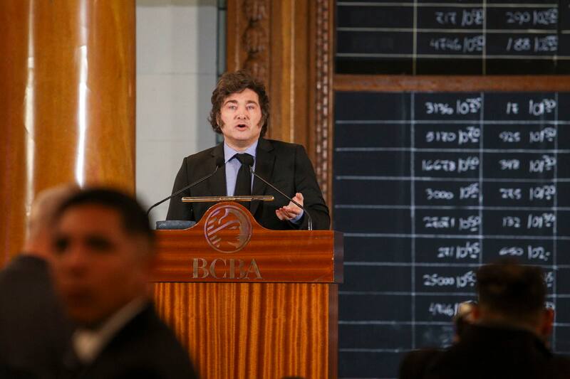 El Presidente considera importante retomar la épica de las desregulaciones del primer semestre.