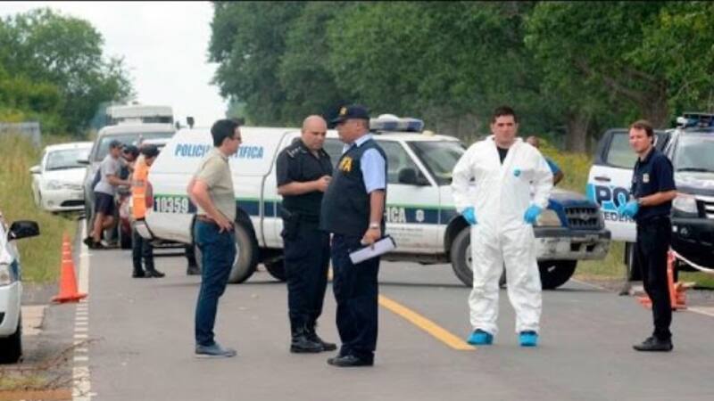 La policía bonaerense custodia el lugar donde fueron atacados dos efectivos, en Ranchos. Fuente: Télam