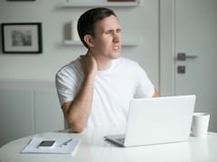 El hábito nocturno para hacer antes de dormir que elimina dolor de cuello, migrañas e insomnio, según un especialista