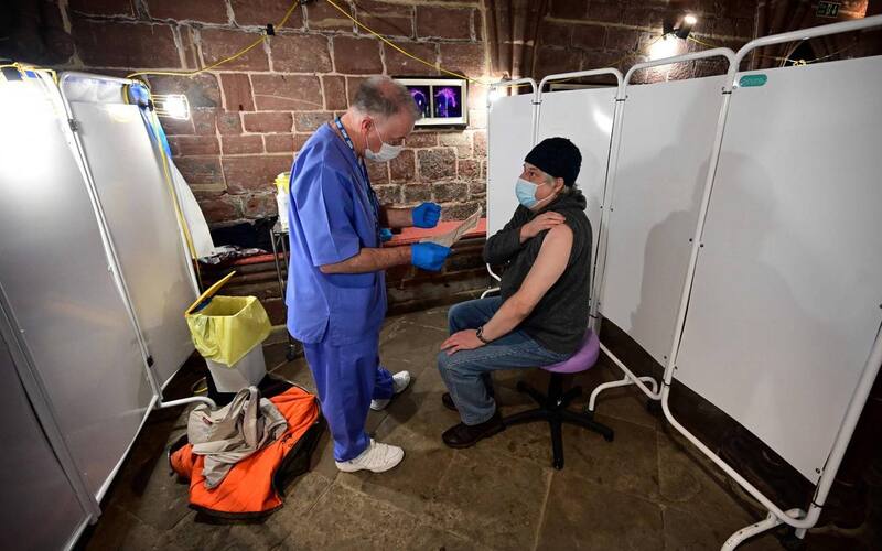 Los últimos hallazgos sugieren que la probabilidad de que alguien infectado con Ómicron vuelva a contagiarse con la variante Delta es limitada.