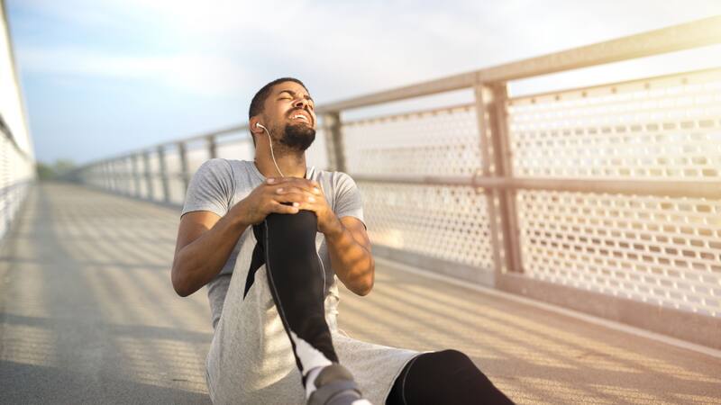 Las fracturas por estrés son lesiones muy comunes de verse entre deportistas.