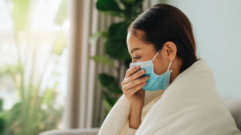 Pacientes contagiados Ómicron describieron síntomas como náusea, diarrea y fatiga. Estos no son signos exclusivos de la variante, pero pueden manifestarse de manera más acentuada.