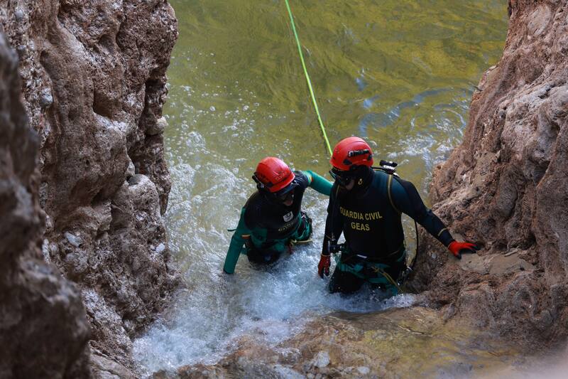 Sánchez pide "respeto" a las instituciones durante el homenaje a las víctimas de la DANA. Fuente: Archivo