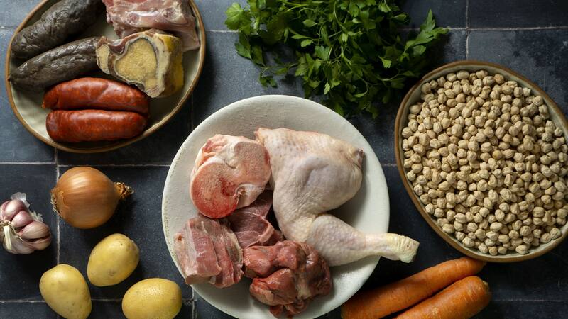 Una dieta equilibrada puede incluir tanto proteínas animales como vegetales.