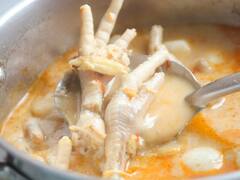 No es de res: el mejor caldo de colágeno para tener la piel de porcelana y dejar las cremas para siempre