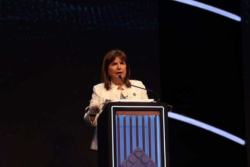 Dos veces Bullrich arrinconó a Milei: por sumar a Luis Barrionuevo y al hablar sobre educación