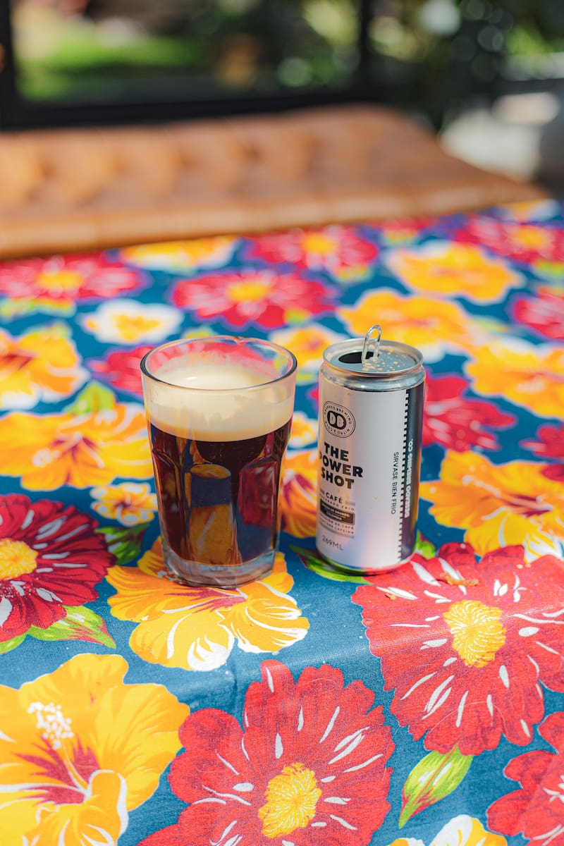 El café se infusiona durante 24 horas en agua fría y se le inyecta nitrógeno para generar espuma.