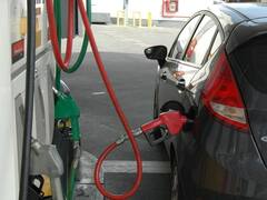 Expendedores afirman que en octubre habrá nueva suba en el precio de la nafta