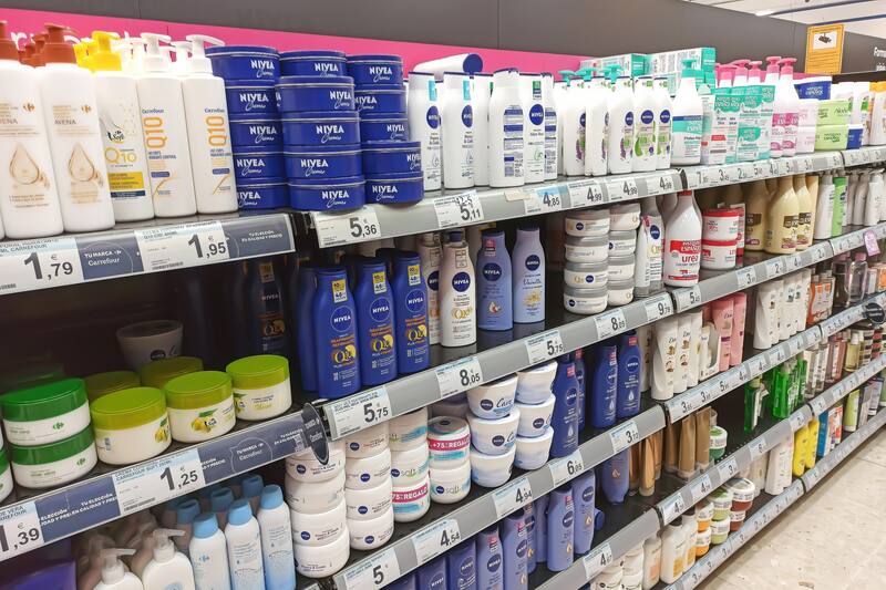 El objetivo de la OCU fue evaluar si la fama de la crema Nivea de lata azul está respaldada por resultados tangibles. (Imagen: Shutterstock)