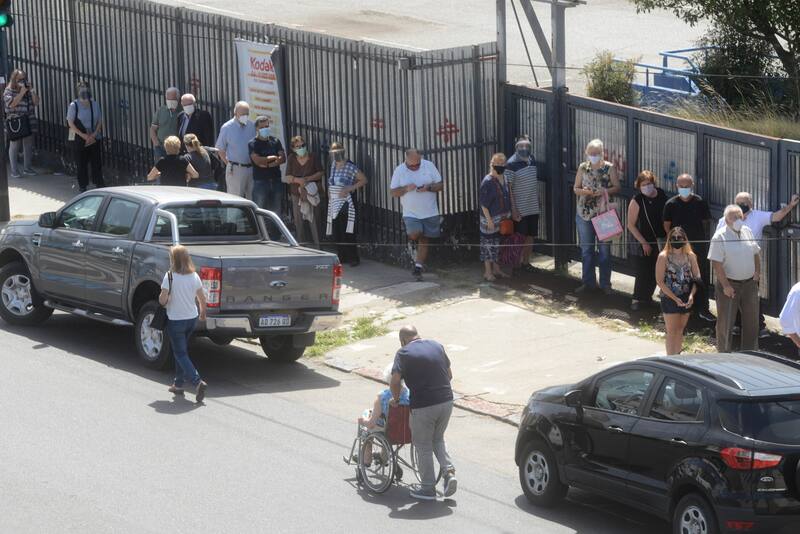 Largas filas fuera del club San Lorenzo.
