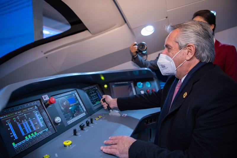 Fernández experimentó en el Museo del Partido Comunista con un simulador de un tren de alta velocidad.