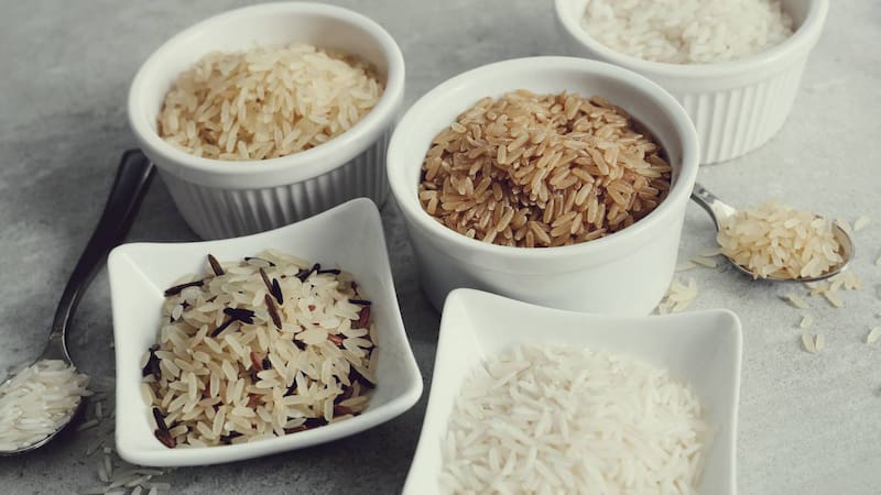 El arroz integral es una excelente fuente de fibra dietética, favoreciendo la salud digestiva y la sensación de saciedad. (Foto: Freepik)