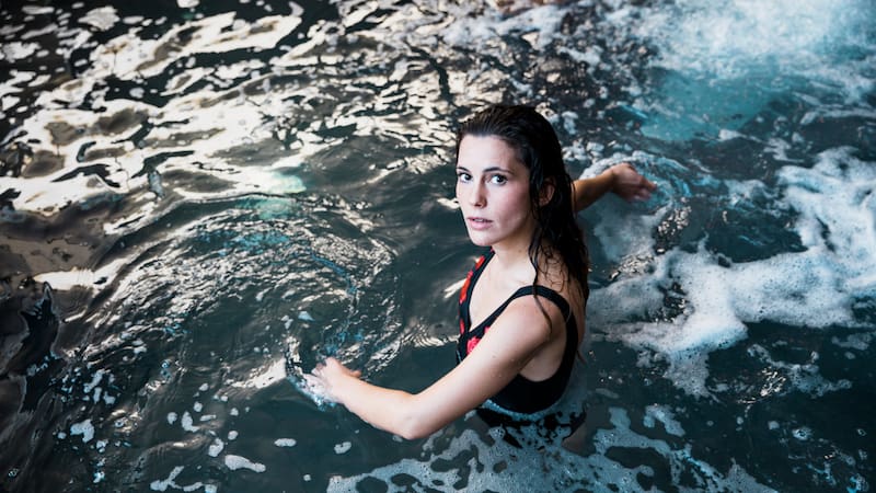 El entorno del balneario natural está formado por un cañón esculpido por el río Canaletes.