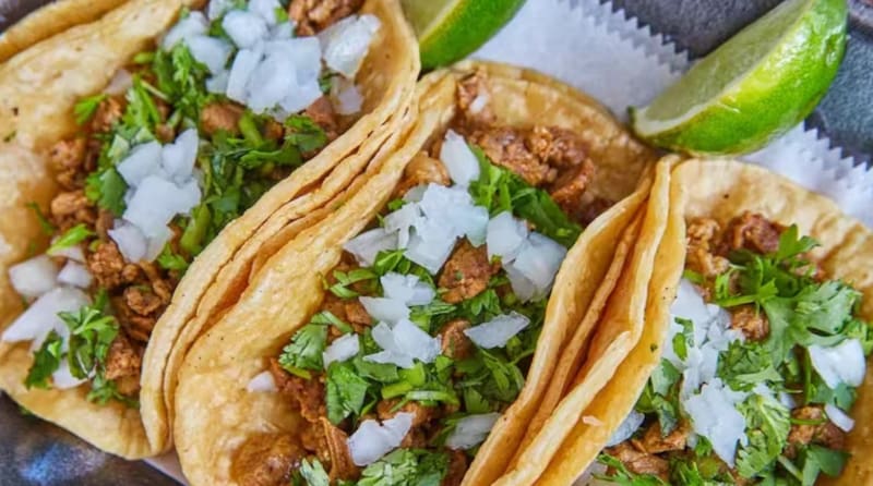 Los tacos de México fueron elegidos como la mejor comida callejera del mundo, según un estudio de Remitly. (Foto: Freepik)