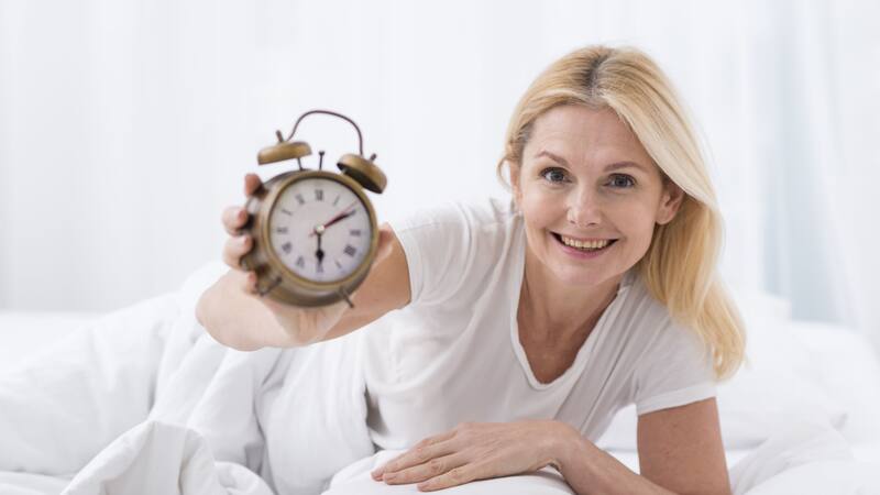 Dormir pocas horas entre semana y compensarlo el fin de semana no es una práctica saludable.