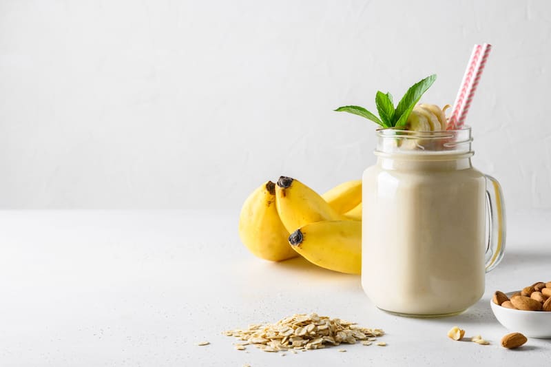 El batido de banana es esencial para ganar masa muscular y recuperar las energías perdidas. Fuente: Freepik