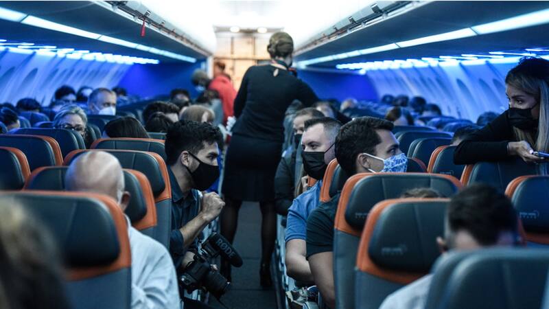Se terminó la obligatoriedad de usar barbijo en los vuelos de la Unión Europea. BLOOMBERG