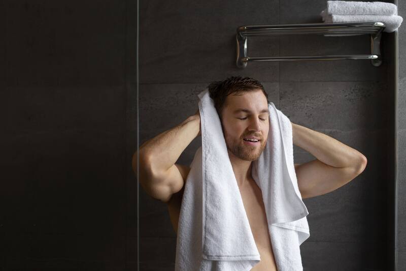 Las inmersiones en agua caliente a más de 41°C pueden acelerar la recuperación neuromuscular eficazmente (Fuente: Freepik)