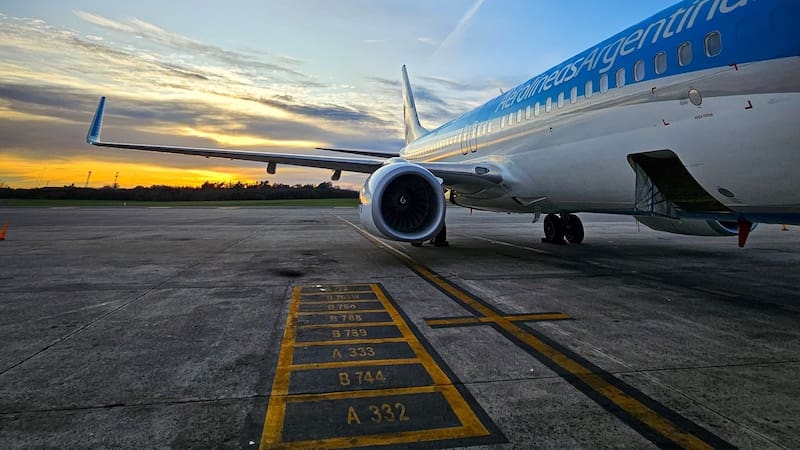 El Gobierno derogó la norma que obligaba a las empresas estatales a volar por Aerolíneas Argentinas.