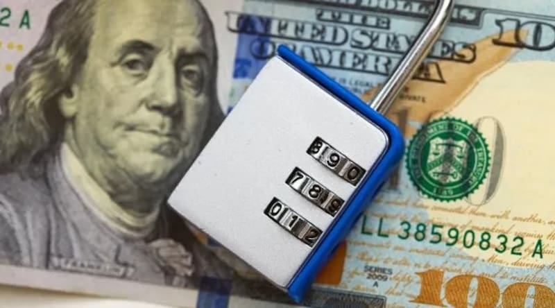 El único impuesto que se mantiene para comprar dólares o hacer consumos en el exterior es la percepción de Ganancias.