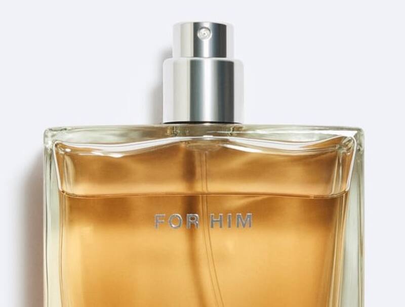 La presentación del perfume de Zara apela a lo clásico, con un frasco transparente que permite ver el líquido ambarado.