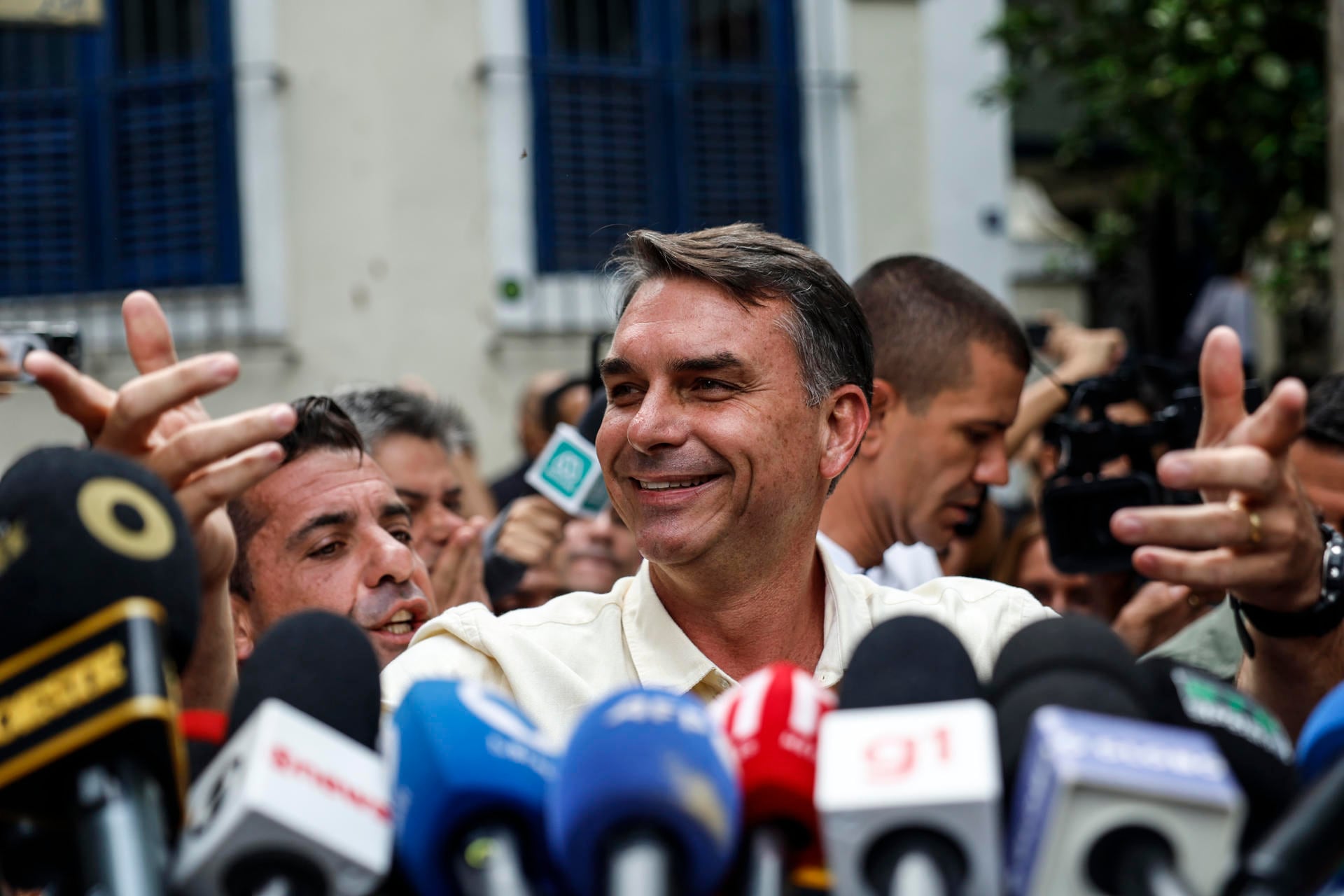 RÍO DE JANEIRO (BRASIL), 04/10/2026.- El candidato a la presidencia de Brasil, Flavio Bolsonaro se dirige a los medios tras votar en una escuela de la zona norte de Río de Janeiro, Brasil, durante la primera vuelta de las elecciones. Más de 158 millones de brasileños están convocados este domingo a las urnas en unas elecciones que no solo decidirán la permanencia de Luiz Inácio Lula da Silva o el ascenso del ultraderechista Flávio Bolsonaro, sino que redefinirán el equilibrio de poder en la región frente a la presión de Washington. EFE/ Antonio Lacerda