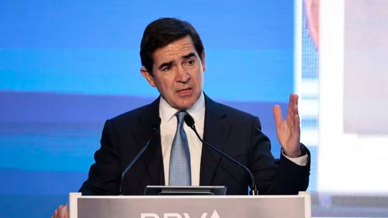 El presidente del BBVA lanza un mensaje a sus accionistas y trasmite el "apoyo total" a la operación con Banco Sabadell.