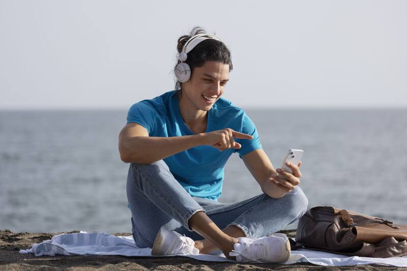 El sobrecalentamiento, la humedad y la arena son los principales riesgos para tu celular durante las vacaciones, pero con medidas simples podés prevenir daños. (Fuente: Freepik)