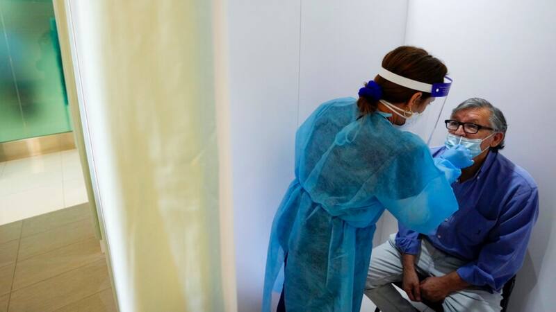 Una de las principales preocupaciones frente al coronavirus es la aparición de nuevas variantes, como la reciente Ómicron, que tienen una capacidad de contagio cada vez mayor.