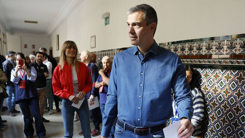 Pedro Sánchez votando durante las elecciones europeas.