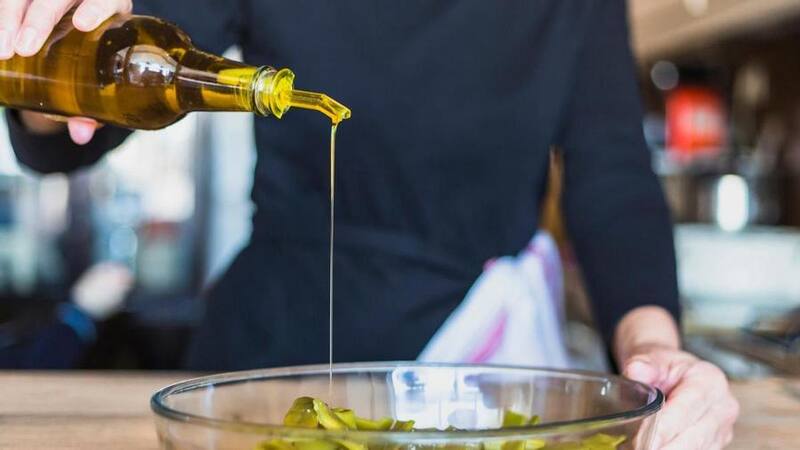 Recientemente hubo una baja en los precios del aceite de oliva, fuente inagotable de salud (Foto: Freepik)