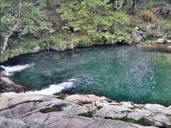 Paraíso natural en Galicia: el pequeño pueblo que conserva una triple piscina oculta entre hórreos