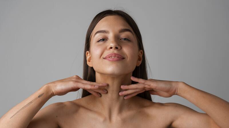 El yoga facial es una práctica en aumento que ofrece una alternativa natural para tratar la papada.