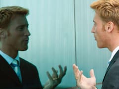 La investigación científica que revela por qué hablamos solos y qué le pasa a nuestro cerebro cuando lo hacemos